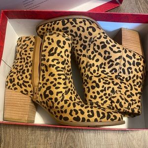 Carlos by Carlos Santana Women's Rowan Ankle Boot Leopard Size 8 Like New In Box